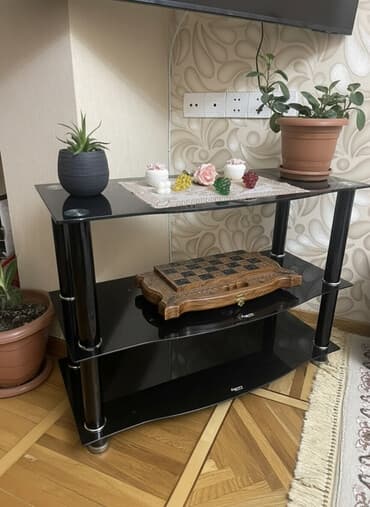 qar qizi: Düz TV altlığı, Polkalı, Şüşəli — 3