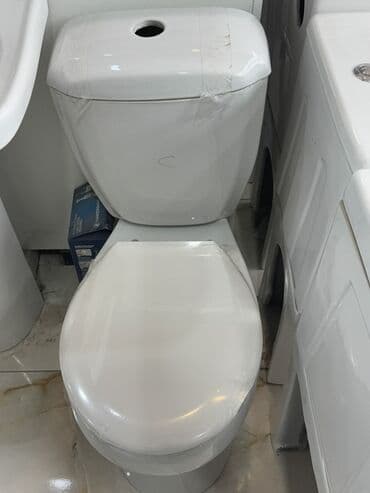 Ağ rəngli unitaz dəsti, hamam otaqları üçün nəzərdə tutulmuşdur. Dəstə