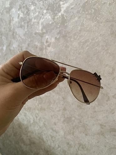 Aviator üslubunda gün eynəyi - Çərçivə: yüngül metal, qızılı rəngdə;