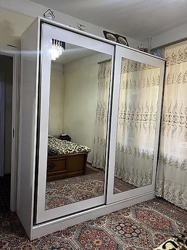 Шкафы: 2.10x2.05x60 geniş şifonyer. İki sürgülü qapılı, güzgülü. Bir tərəfi — 2