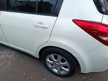 audi 6: Nissan Tiida: 1.6 l | 2011 il Hetçbek — 6