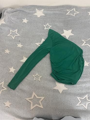 Yaşıl rəngli, bir çiyin açıq, tək qollu qadın bodisi/bluzu. -