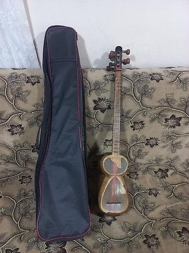 Tar – yumru gövdəli, uzun saplı Azərbaycan xalq musiqi aləti