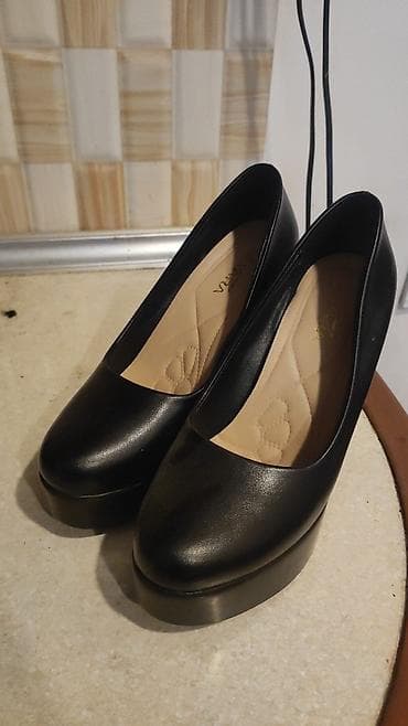 Qadın klassik tuflisi - Rəng: qara - Model: yuvarlaq burunlu