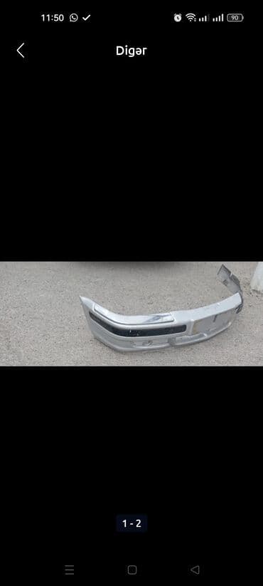 Gümüşü rəngdə olan avtomobil bamperi. Yüngül zədələr var