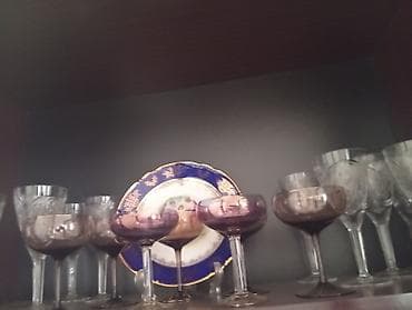 Qədəh dəsti və dekorativ boşqab - Klassik üslubda şüşə qədəhlər