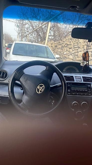 toyota vitz: Toyota Yaris: 1.3 l | 2007 il Sedan — 5