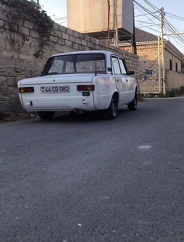 opel 1 4: Vaz 2101, ağ rəng, sedan kuzov. Klassik dizaynlı model, arxa — 9