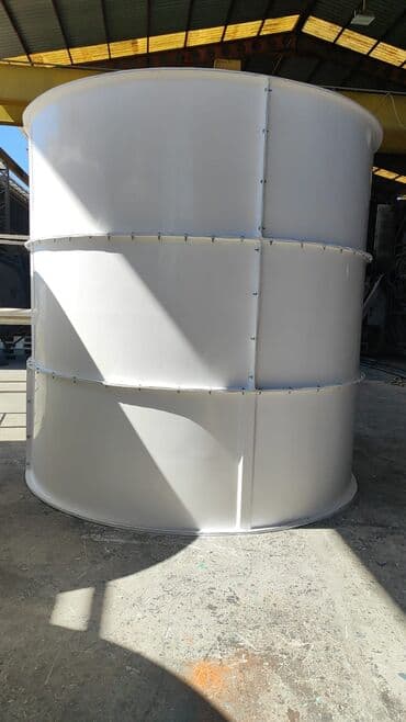 Böyük həcmli sənaye saxlama tankı. Bu silindrik çən ağ rəngdədir və üç