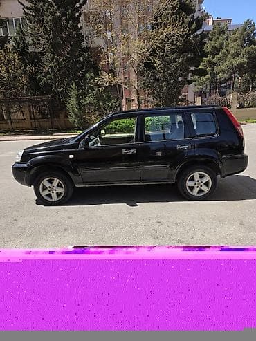 nissan xtrail: Nissan X-Trail, qara rəng, şəhər və yolsuzluq üçün rahat — 7