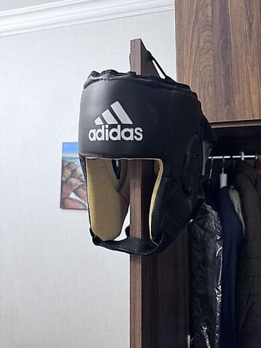 bas gitara: Adidas boks başlıqı – klassik qara rəngdə. Taxılmayıb amma tezedə — 1