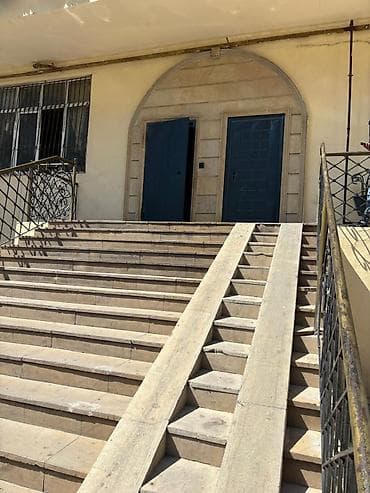 9 cür mikrorayon da Omedenin arxasında yerləşir. İcarəyə/ofis üçün