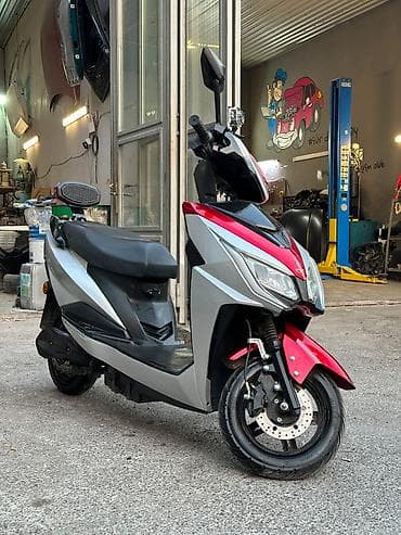 Elektrikli moped cəmi 1 ay işlənib. Qiymətə kaskı da daxildir. Sürəti — 1
