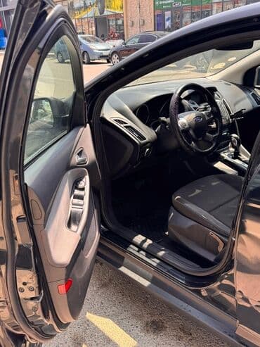 спидометр: Ford Focus sedan – qara rəng, AZ nömrə nişanı. - Kuzov: sedan, qara — 10