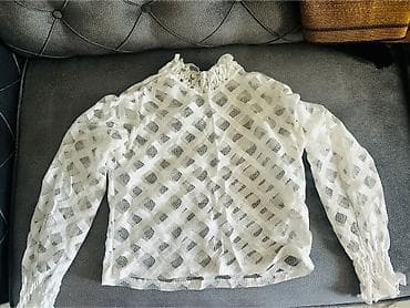 Ağ rəngli, uzun qollu, şəffaf materialdan hazırlanmış bluz. Bluzun