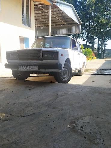 4 teker: Lada 2107, ağ rəng, sedan kuzov. Arxa ötürücülü, 4 qapı, 5 yerlik — 1