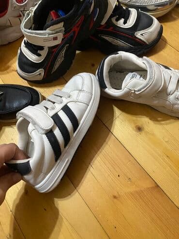 qebelend ters ev: Uşaq ayaqqabıları dəsti - Ağ idman ayaqqabısı: ağ üst, üç qara zolaq — 1