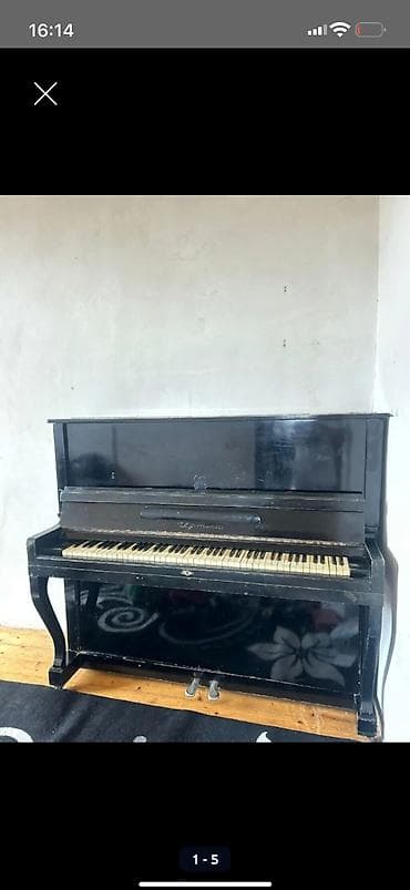meta eynək: Upright piano – “Ukraina” markası (klaviatura üzərində loqo görünür) — 5