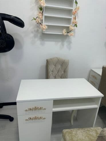 taxt ustu pakrival: Düz masa, Siyirməli, Polkalı, Mat laminat — 1