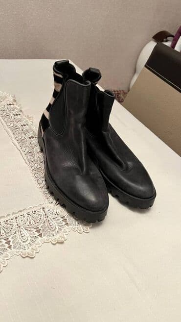 Razmer 41 .
Qiymət 20 azn