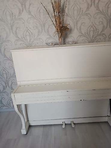 Ağ rəngdə vertikal pianino. - Korpus: klassik upright dizayn, sadə