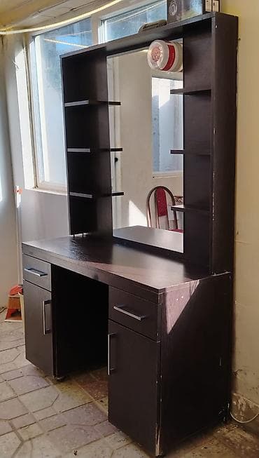 İşlənmiş, Saş kəsimi üçün masa, Güzgülü