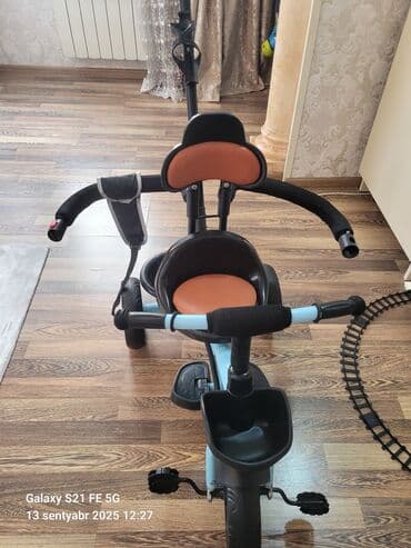 Uşaq üçtəkərli velosipedi - Rəng: açıq mavi/qaranlıq detallarla - Ön