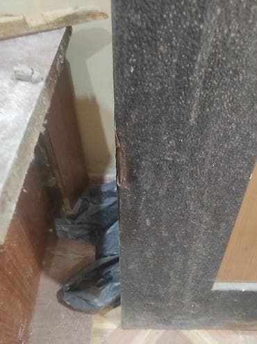 seyflerin satışı: Seyf qapı satılır. Qeyd: yalnız menteşə tərəfdə petlələr qırılıb — 3