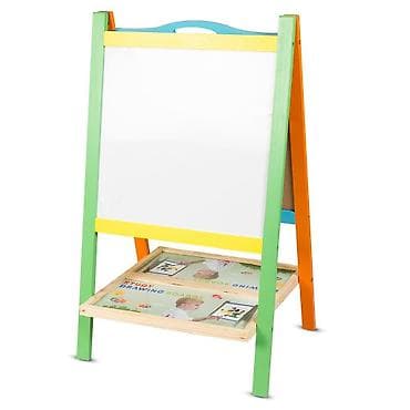 табло: İkiüzlü lövhə qutuda quraşdırılmış vəziyyətdədir. Bir üzü tabaşir, bir — 2