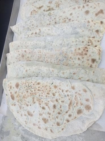 tort bezekleri sekilleri: Qutab – sac üzərində bişirilmiş ənənəvi Azərbaycan yeməyi.göy,qarın — 1