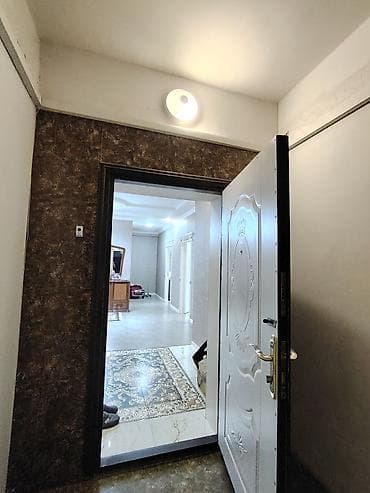 Paltar tikişi: Geniş və zövqlü tərtibatlı mənzil interyeri. Girişdə mərmər naxışlı — 3