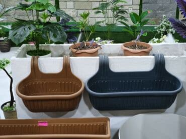 Asıl balkon/qoruyucu divar üçün asma çiçək qabları və uzun torf