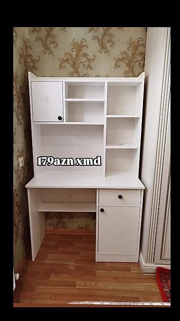 Ağ rəngdə funksional yazı/iş masasının üstü rəflərlə. - Üst hissədə