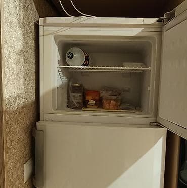 mikrafon qabi: 2 qapılı Beko Soyuducu Satılır, rəng - Ağ, Təkərli — 2