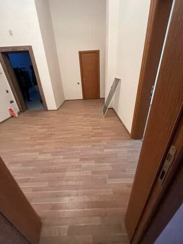 3 комнатная квартира: 2 otaqlı mənzil planı – hündür tavanlı, işıqlı otaqlar və ayrıca — 5