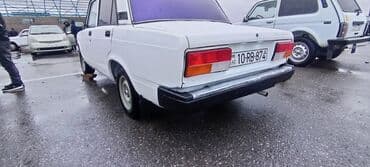 21099 lada: VAZ 2107 sedan, ağ rəng. Klassik kuzov dizaynı, xrom ön barmaqlıq və — 6