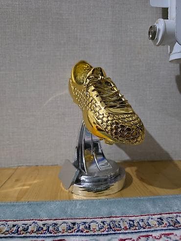 Qızıl rəngli futbol butsu 65 AZN 95 azne alinibdir - Material: parlaq