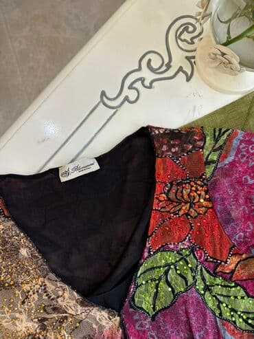 женская шифоновая блуза: Bluemarine brend markalı, qısaqol, çiçək naxışlı bluz. V-yaxa kəsimi — 2