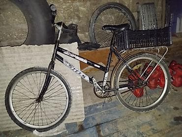 Şəhər və kənd istifadəsi üçün praktik velosiped. otur sür problemi