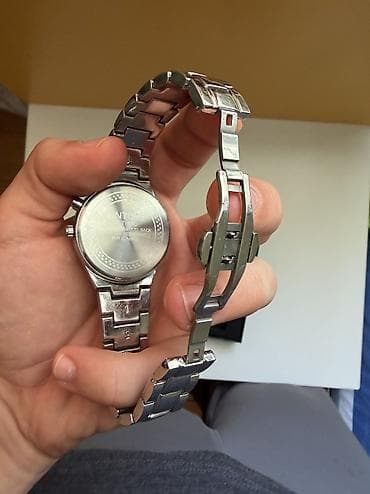luc saatı: Pintime qol saatı su keçirmir Metal korpuslu və polad biləkbağı olan — 2