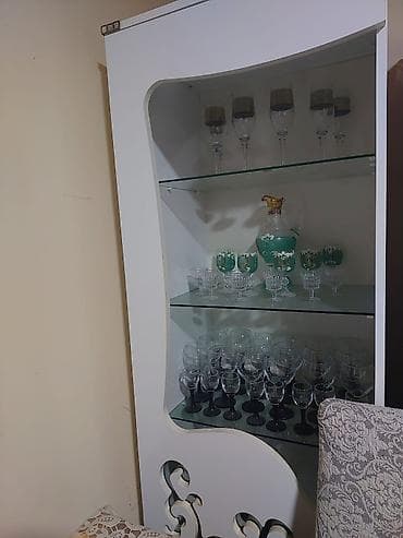 g plus coffee: Ağ rəngdə vitrin/dolab və qəhvəyi TV stendi dəsti - Vitrin: Modern — 2