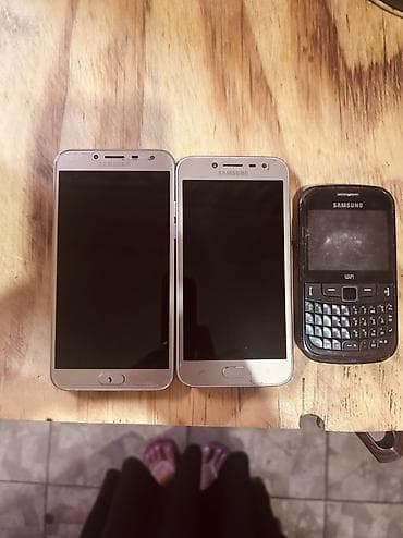 Bir neçə telefon bir yerdə: - 2 ədəd Samsung Galaxy J seriyası (ön