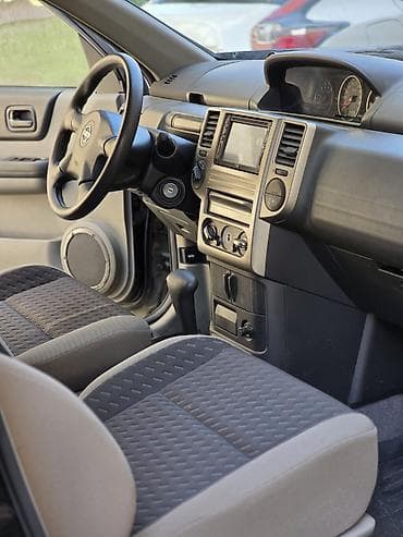 nissan xtrail: Nissan X-Trail, qara rəng, şəhər və yolsuzluq üçün rahat — 3