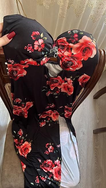 apple kemer: Qara fonlu, qızılgül naxışlı qadın mayo-plyaj geyimi. Üst hissəsi — 3