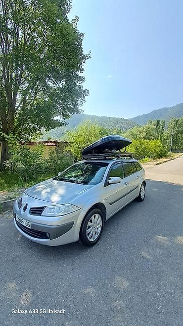 çanqan uni z: Renault Megane Grandtour – universallı kuzov, gümüşü rəng. Şəhərdən — 1