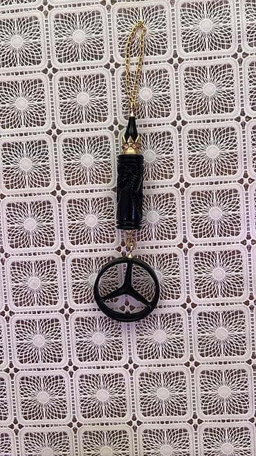 tekerden dekor: Məhsul: Asma bəzək/aksesuar – Mercedes loqolu Təsvir: - Qara rəngli — 2