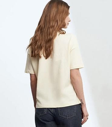 Qadın T‑şörtü – açıq sarı rəng - Kəsim: rahat/straight fit, qısa qol - — 1