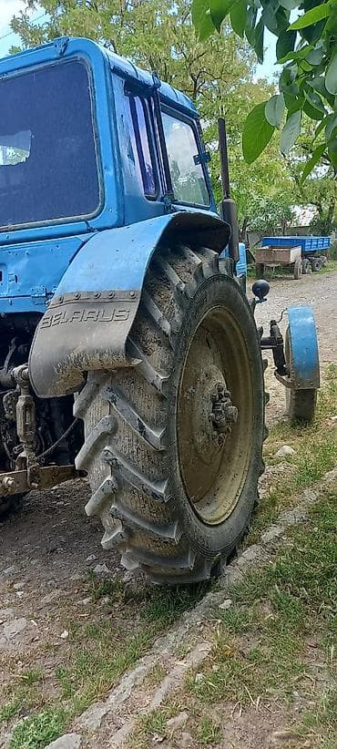 Mavi rəngli MTZ tipli təkərli traktor - Tam kabinalı quruluş, geniş — 6