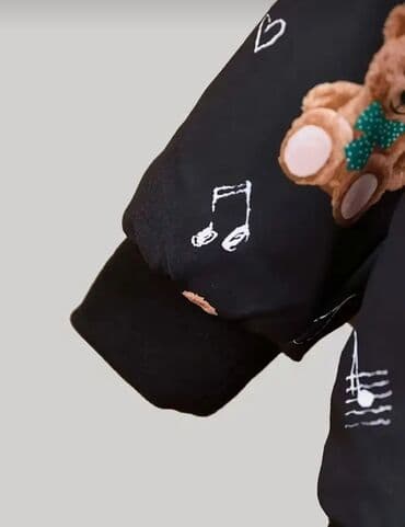 детская пижама комбинезон: Qara rəngli uşaq gödəkçəsi. Bu gödəkçə ayıcıq naxışlıdır və notlar — 4