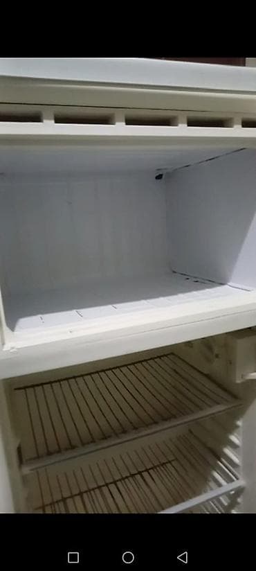 Audio: Ağ rəngli bir qapılı soyuducu. Xüsusiyyətlər: - Yuxarıda dondurucu — 2